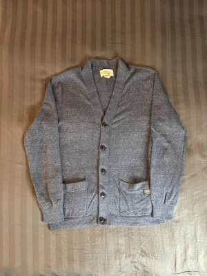 Ralph lauren denim&supply cardigan - Tjena säljer en fet ralph lauren denim&supply cardigan. Storleken på lappen är M men dessa är små storleken så den sitter mer som S. 