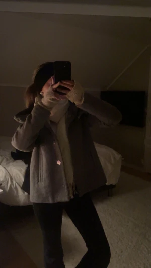 Grå hoodad jacka från Esprit - Säljer en super fin grå jacka med luva nu till vintern🌟Den är från Zara och är i gott skick💕💕