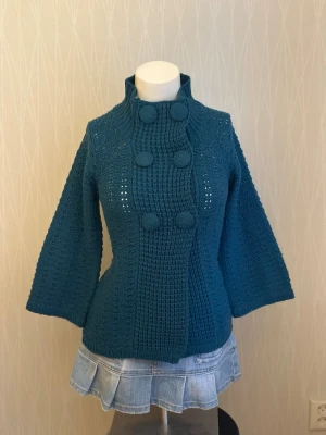 Blågrön stickad kofta med stora knappar - S