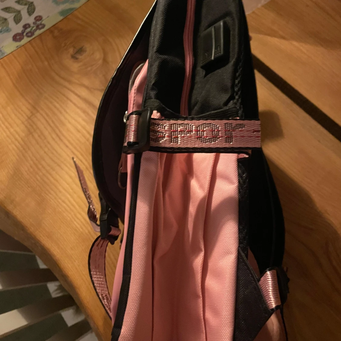 HUNTRX KPop Demon Hunters Svart ryggsäck i rosa svart - 3