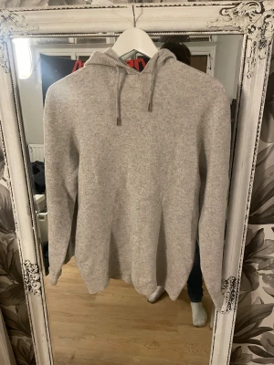 Ljusgrå hoodie med huva och snörning - Tja säljer nu den här gråa merinoull tröjan för att den inte längre passar mig. den är perfekt nu till vintern när man vill ha en skön, varm o snygg tröja till skolan. Skriv vid funderingar, byten kan oxå funka mvh Wille.