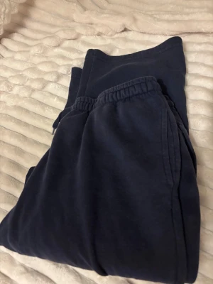 Mörkblå mjukisbyxa - Mörkblå mjukis byxa ifrån Gina Tricot i storlek L kommer ej till användning används några gånger finns även i ljusgrå