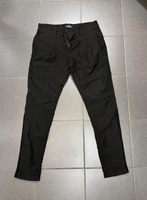 Stone Island Byxor - Stone Island Byxor. Storlek M. Skick 9/10. Nypris 3000, mitt pris 499. Hör av dig vid frågor o funderingar!