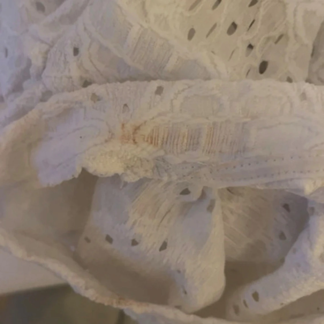 Vit blus med puffärm och spetsdetaljer - 2