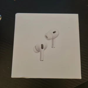 AirPods Pro 2nd Generation (USB-C) - Säljer ett par nya AirPods Pro 2nd Generation med MagSafe-laddningsetui (USB-C). Aktiv brusreducering, transparensläge och förbättrad batteritid. Originalförpackning med mindre märken på kartongen, hörlurarna är oanvända.