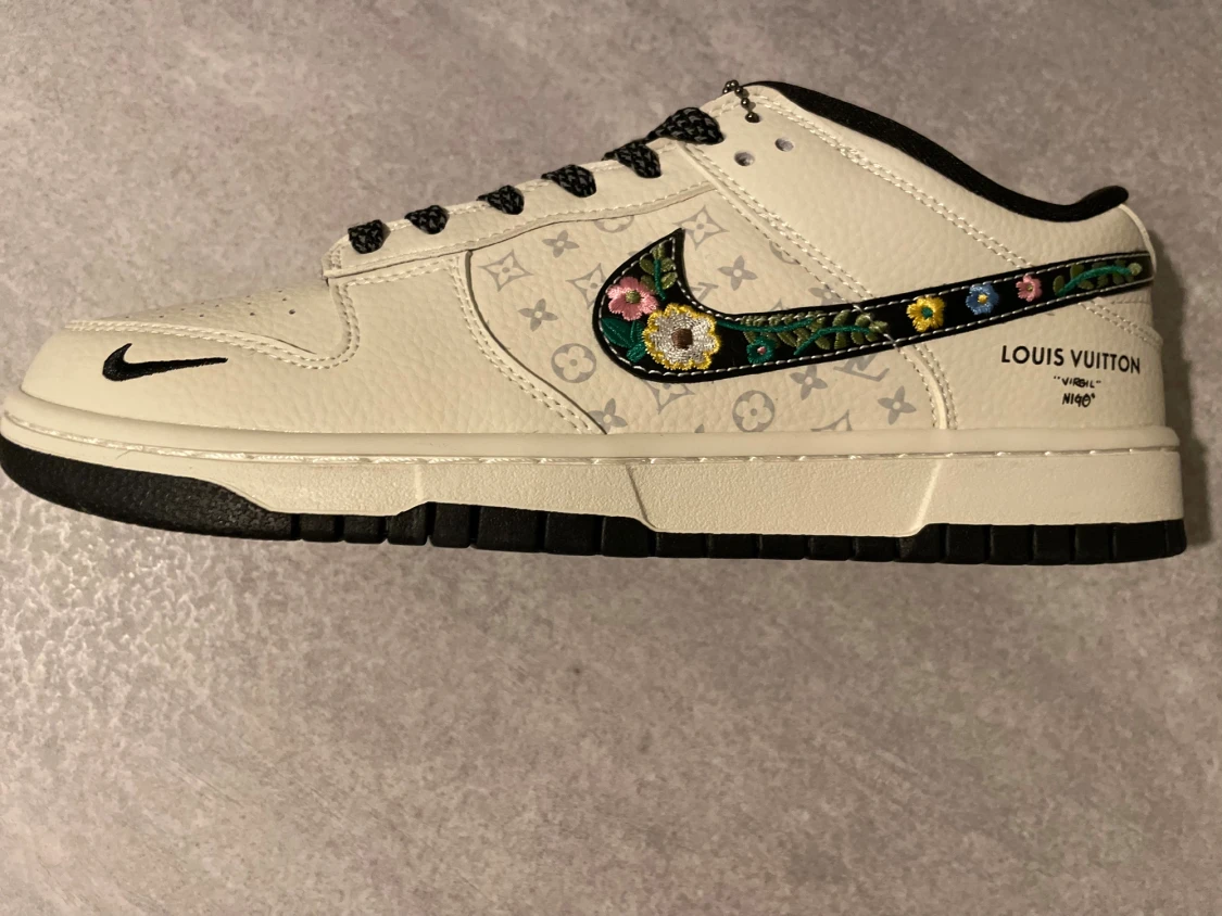 Louis Vuitton x Nike Dunk Blommig - 3