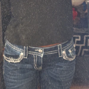 Mörkblå Miss Me jeans bootcut/ slim boot💕 - Hej💕 Jag säljer ett par mörkblå Miss Me-jeans, modell bootcut/slim boot. De är i storlek 29 men passar även 27-28 beroende på hur de ska sitta. Passar mig som har S/M. Byxorna är i fint skick och köptes ursprungligen för 1200 kr. Jag är öppen för prisförslag såkalrt jag tänker att 600kr som lägsta priset är rimligt 🥹🤍för vet att alla miss me’s är väldigt dyra men är öppen till prisförslag. Skriv t mig för mer detaljer 