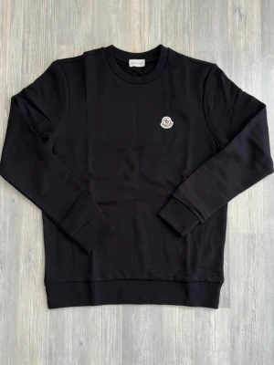 Moncler sweatshirt - Hej👋 säljer min nya moncler sweatshirt. Har fungerande nfc och qr kod som du ser på bilderna. Priset kan diskuteras om du undrar något bara skriv.