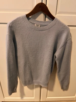 Stickad tröja  - Ljusblå Stickad tröja från Kappahl, i bra skick använd max fem gånger. Kontakta vid intresse.