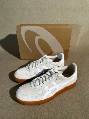 Asics Japan PRO  - Asics ny släppta modell. I en färg kombination som inte kan gå fel.  Storlek: 43,5 | Färg: Beige & Brun | Skick: Nytt skick | Material: Mocka | Tillbehör: Box & Digitalt kvitto | Pris: 1999kr | Dm för frågor.