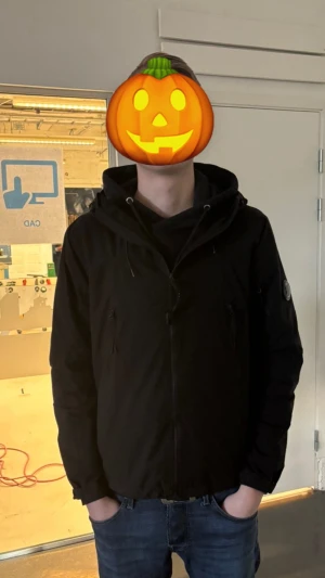 Svart vindjacka med huva - Svart cp company jacka i strlk S köpt på nk och kvitto finns priset går att diskutera.