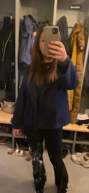 Design by si kappa  - Säljer nu min jätte snygga kappa från design by si. Säljer den pga den inte kommer nu till mycket användning. Den är använd i fåtal gånger men annars är den i fint skick. 