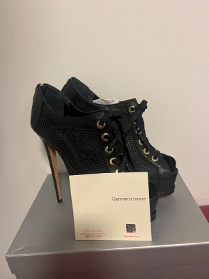 Gianmarco Lorenzi Dam Klackskor - ✨ Exklusiva Gianmarco Lorenzi klackskor – i mycket fint skick! ✨ Säljer ett par eleganta och lyxiga skor från Gianmarco Lorenzi, kända för sin italienska design och höga kvalitet. Skorna är i bra skick, väl omhändertagna och redo för en ny ägare. Ett perfekt val för dig som vill ha exklusiva designerklackar till ett riktigt bra pris.  📩 Skriv gärna om du har frågor eller vill se fler bilder! Nypris ligger på runt 6000 kr