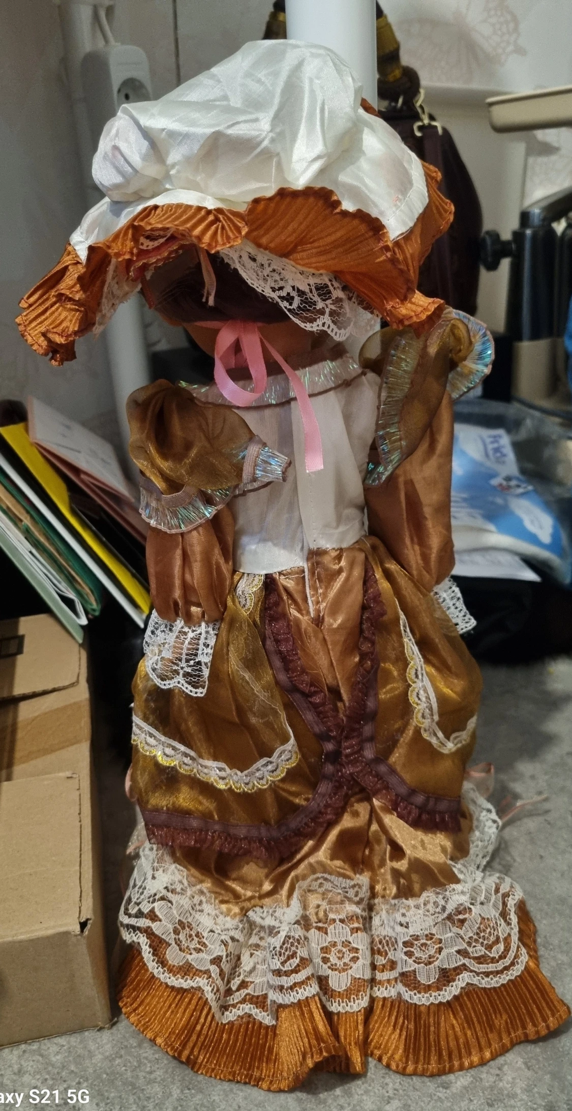 Brun långklänning med spets och rosett - 1