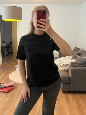 Svart T-shirt  - Helt vanlig svart T-shirt 