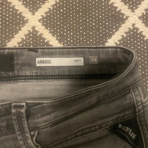 Replay Anbass Jeans - Feta jeans ifrån replay, storlek 28/30 slim fit. Inga defekter!