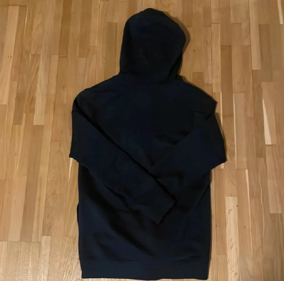 Svart hoodie från Hugo med röd logga - 4