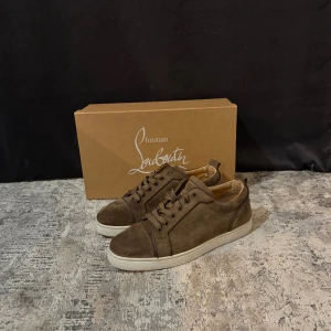 Louboutin skor - Hej, säljer dessa Christian Louboutin Louis Junior skor | Storlek: 43 | Passar: 44 | Skick: Väldigt bra, Liten defekt  | Kommer med Box | Tveka inte att höra av dig vid frågor eller funderingar😊