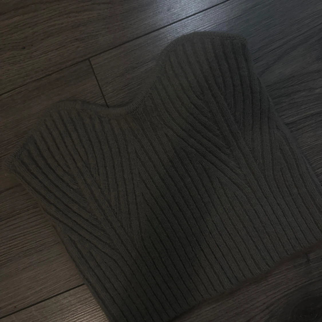 Mörkgrå ribbad stickad tubtopp - 1