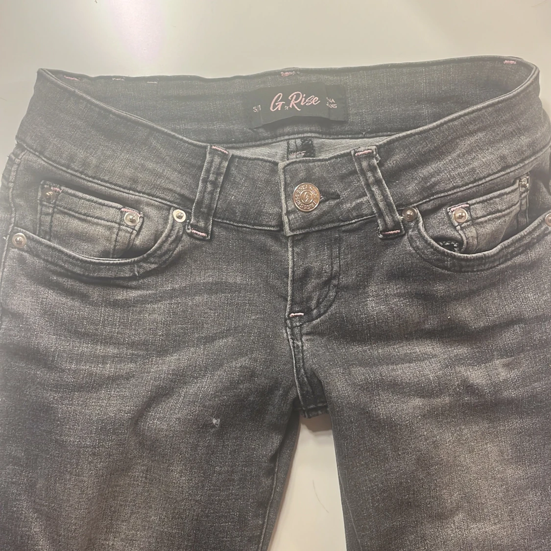 Grå bootcut jeans från G Rise med rosa detaljer. - 1