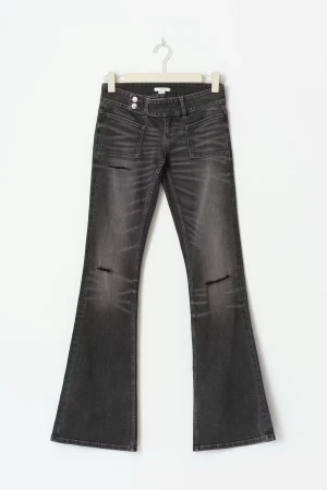 Bootcut svarta jeans med slitningar - Snygga svarta bootcut jeans med slitna detaljer på benen och framfickor. Från Gina tricot❤️helt slutsålda