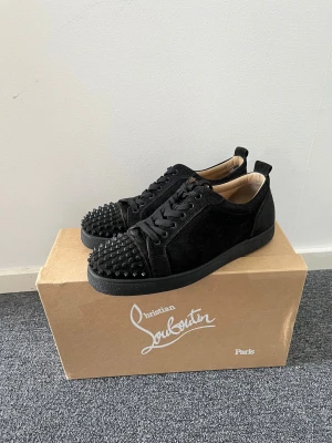 Christian Louboutin - Loubs Allt og finns, extra skosnören,spikar Storlek 42   Obs! Höger sko har en liten skada inne i skon!  Pris 2500kr  Hör av er vid intresse    Mvh Jakobhelltegen