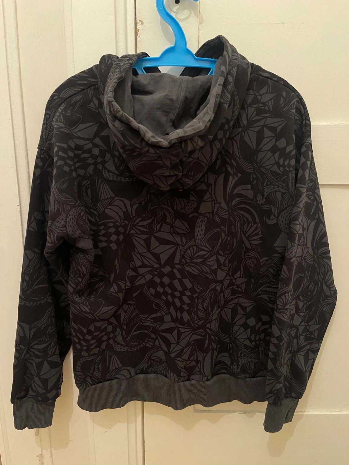 Svart hoodie med grafiskt mönster Lindex - 1