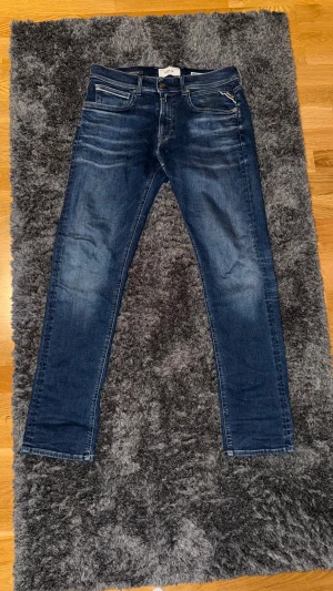 Replay Hyperflex blå jeans - Snygga Replay Hyperflex jeans i mörkblå tvätt med klassiska fem fickor och kontrastsömmar. och normal passform ”hyfsat slim”