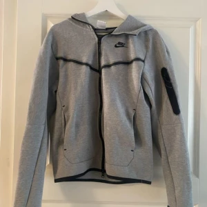 Nike tech - Säljer nike tech i storlek XS den kan möjligtvis passa för dom som har S den är i bra skick pris kan diskuteras vid snabb affär 