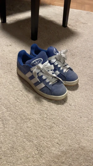 Adidas Campus blå sneakers - Säljer dessa adidas campus då de var för stora för mig. Köpta i somras och har inte använts så mycket. Storlek 40 men passar även 39. Hör av er vid intresse💕bra skick