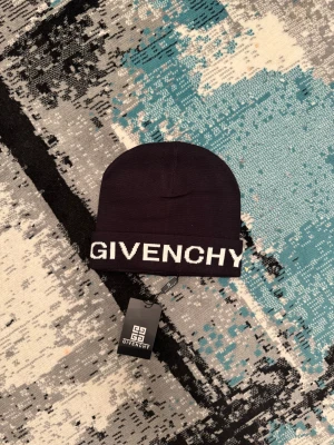 Givenchy mössa - Jätte stilig svart Givenchy mössa perfekt för den kommande vintersäsongen skriv ifall du undrar något mer 