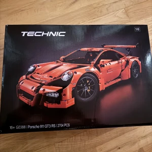  Technic Porsche 911 GT3 RS - Säljer mitt (Technic Porsche 911 GT3 RS). Ett riktigt häftigt bygge i 1:8-skala. Modellen har många detaljer. Porsche eller vill ha en snygg samlarmodell att ställa fram.  Helt nytt i oöppnad kartong