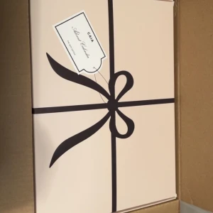 Caia julkalender 2025 - Först till kvarn, den billigaste Caia kalendern som finns på marknaden!!!!!⚠️ Säljer min caia julkalender då jag har dubbletter. Allt finns med och kommer i original förpackning och original kartong💞