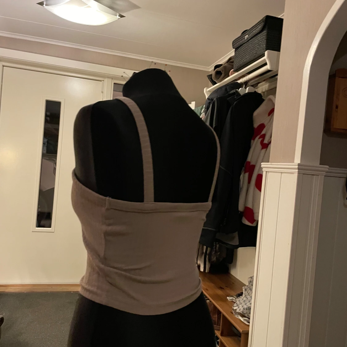 Beige ribbad linnetopp med asymmetrisk axel - 1