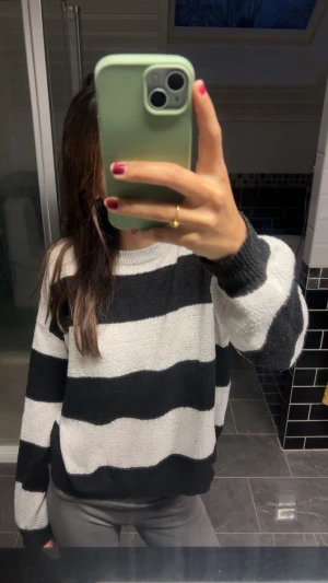 Svartvit randig stickad tröja Nelly - Säljer en stickad tröja från Nelly i storlek S med breda svarta och vita ränder. Tröjan är lite uttvättad.
