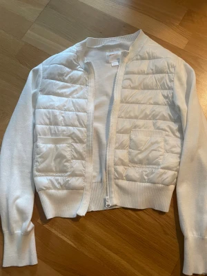 Vit cardigan - Vit cardigan från Gina tricot i storlek 158-164