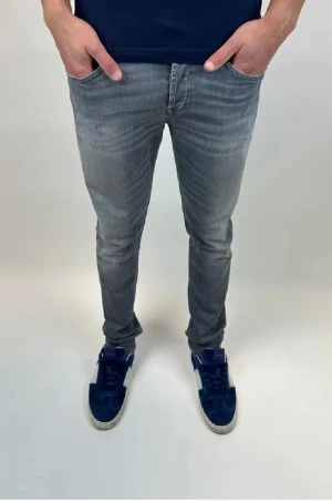 Grå skinny jeans från dondup  - Snygga grå jeans från dondup med skinny passform och klassisk femficksdesign. Jeansen har en modern, något tvättad look och sitter tajt längs benen. Perfekt för dig som gillar stilrena och smala jeans med en cool vibe.