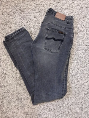 Nudie Jeans Grå Slim Fit - Snygga gråa Jeans från Nudie. Väldigt bra skick. W30 L34. Skriv vid minsta fundering🙌