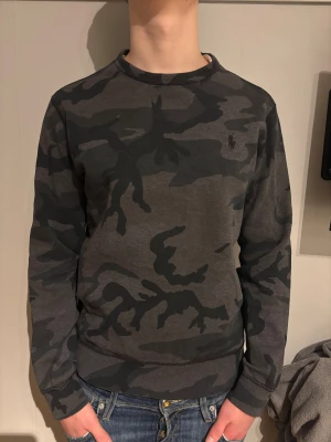Ralph Lauren sweatshirt - Skön camp sweatshirt från Ralph Lauren, passar till de mesta och inte sliten. Hör av dig ifall du har någon fråga eller fundering!!