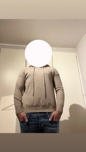 Stickad hoodie  - Säljer denna schyssta stickade hoodien i storlek xs märket är okänt. Kom gärna med prisförslag 