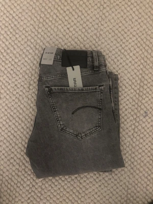 G-star jeans - Nu säljer jag ett par snygga jeans från G-star. Jeansen är W30 och L32 och är helt oanvända. Om ni tror att storleken är för kort så har jag par L34 på min profil. Ny pris 1300kr