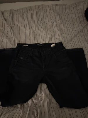 Jack & Jones Boxy Loose Fit Jeans - Säljer ett par mörkblå jeans från Jack & Jones Core Workwear, modell Boxy Loose Fit. Jeansen har klassisk femficksdesign, tydliga sömmar och en loose passform som ger en avslappnad vibe. Materialet är slitstarkt denim och färgen är mörkblå med lätt tvättad look.