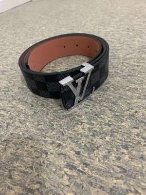 L och V bälte  - Passa på perfekta bältet sitter med nästan alla outfits,väldigt populär 