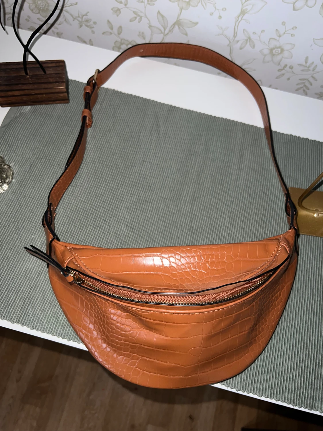 Brun axelväska i croco-imitation - 1