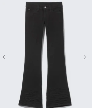 Cheap monday jeans - Weekday - ”Booty bei low waist skinny bootcut jeans” i färgen black top rinse. De är nästintill oanvända. De har inga defekter förutom att de tappat lite färg längst nere. Annars superfina men för stora för mig. 