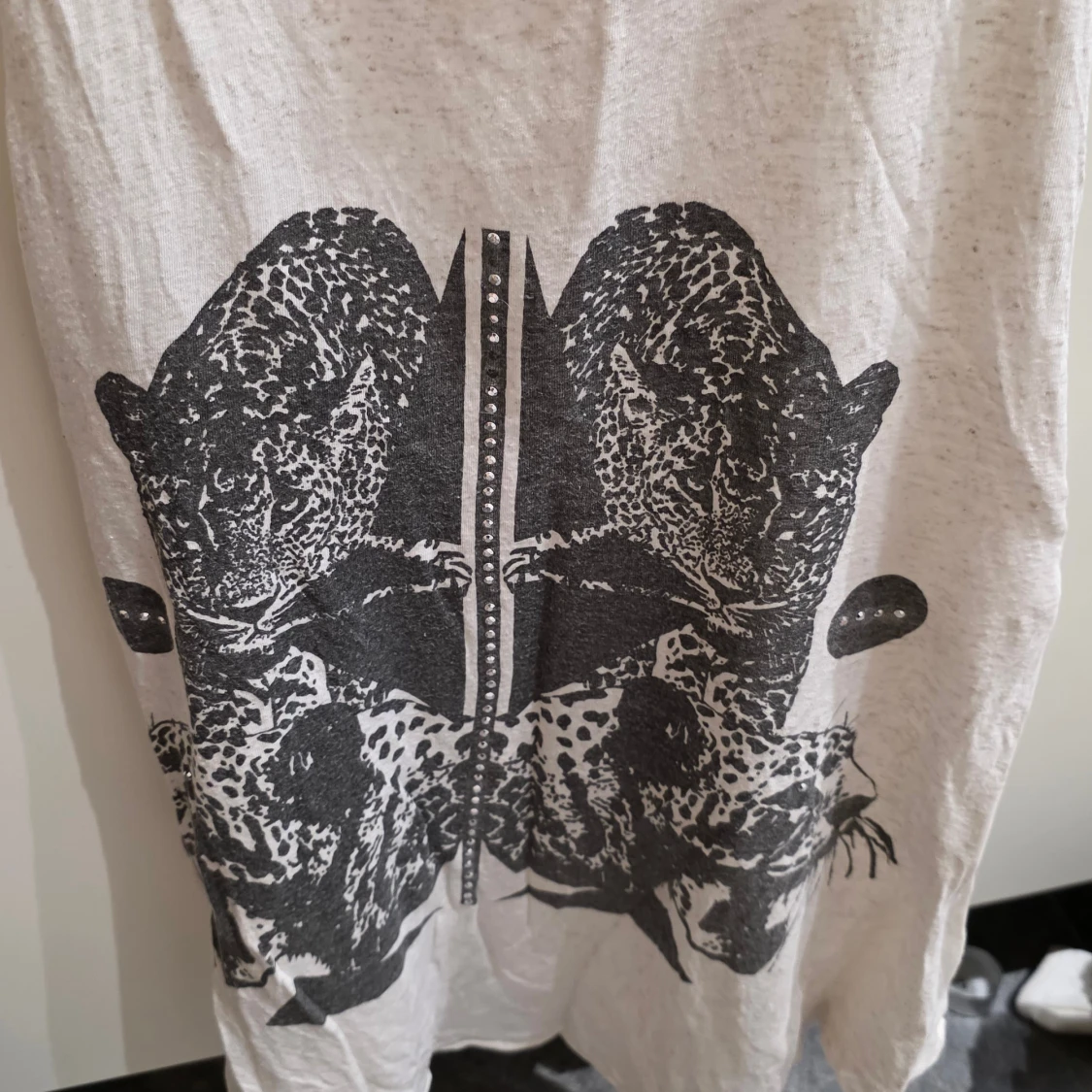 Vit linnetopp med leopardprint Sisters Point - 1