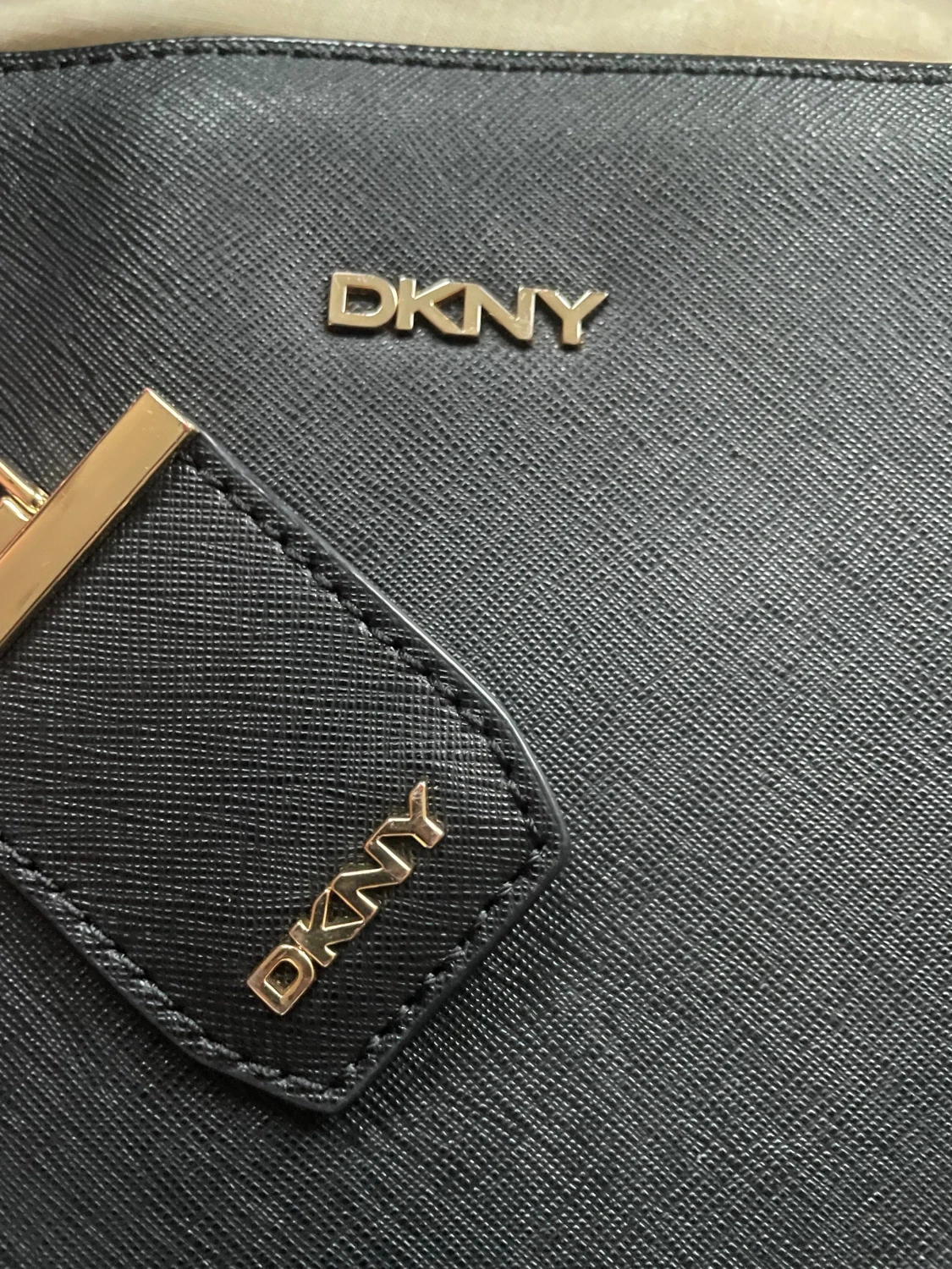 Svart axelväska från DKNY med kedja - 2