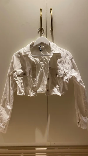 Croppad jeansjacka H&M - En snygg croppad jeansjacka från H&M i bra skick! Lite dålig belysning på bilderna så skriv för fler bilder eller vid frågor❤️