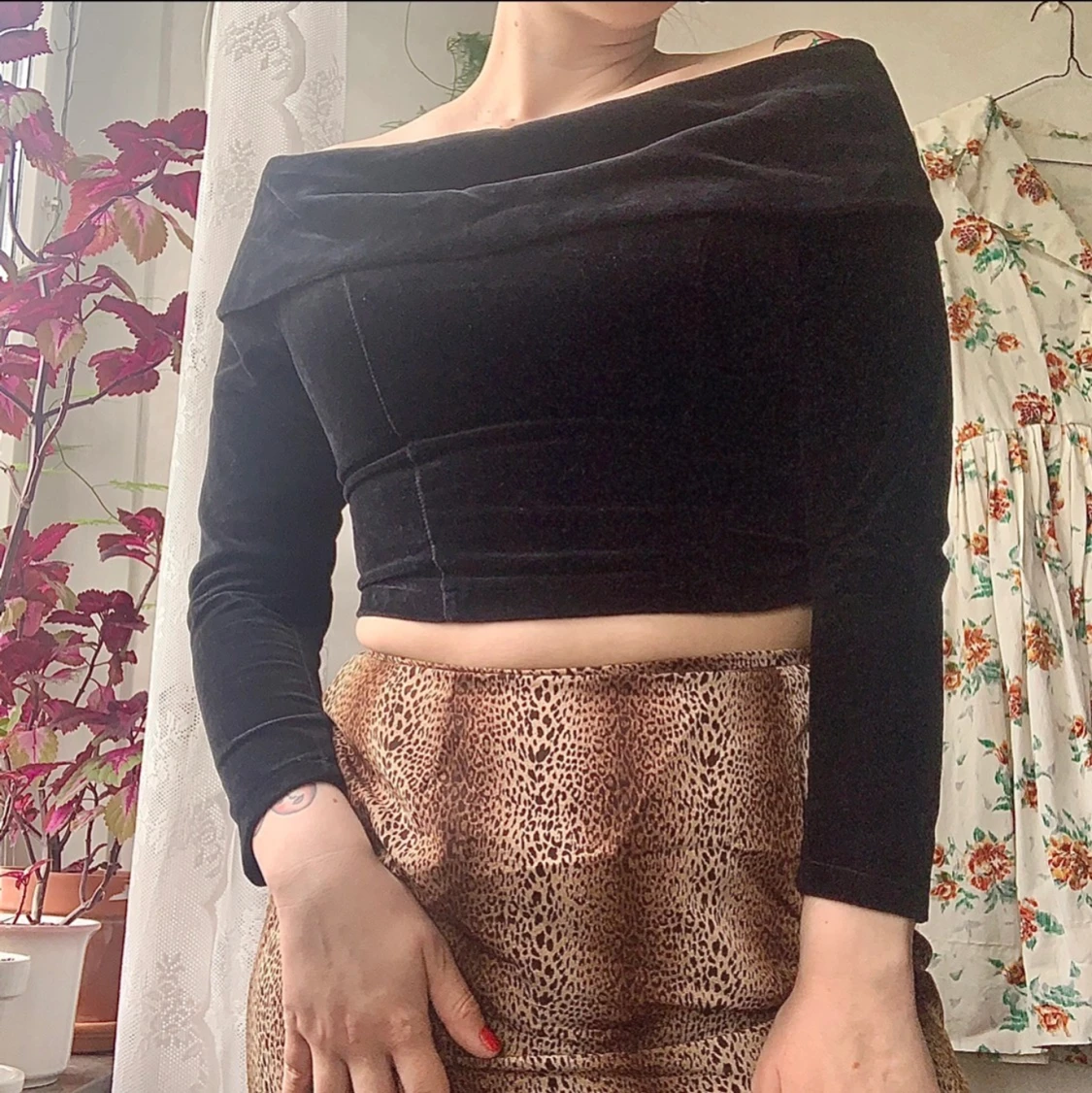 Sammet off-the-shoulder topp