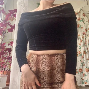 Sammet off-the-shoulder topp - Svart off the shoulder sammets topp med vackra detaljer i fram och bak. Den är från det brittiska goth märket The Outfit, storlek L men är mer åt M håller 
